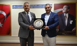 Kuşadası’nda hayırsever iş insanına eğitime destek plaketi