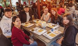 Kuşadası Belediyesi sofrasını bu yıl da üniversitelilerle paylaşıyor