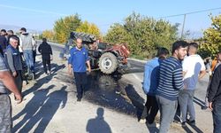 Otomobille çarpışan traktör ikiye bölündü