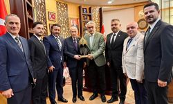 Alıcık’tan Bahçeli’ye miğfer hediyesi: Ziyarette en genç meclis üyesi Çağlayan da yer aldı