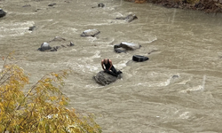 Kamyonet suya uçtu: 2 ölü, 3 yaralı