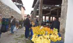 Karacasu pazarında Ata'ya saygı