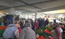 Kışın soğuğu Kuşadası'nda pazar tezgahlarını dondurdu