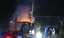 Karacasu'da ev yangını: Bir ev küle döndü