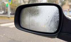 Çözüm aslında araçta: Yan aynalarda buğu sorunu