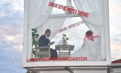 Sıra dışı düğün: Gelin ve damat cam vitrinde