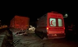 TIR'a arkadan çarpan otomobil hurdaya döndü; 1 ölü, 1 ağır yaralı