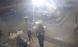 Otomobilin polis aracına çarptığı anlar kameraya yansıdı