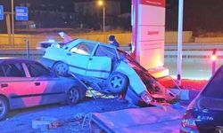 Park halindeki araçlara çarpan otomobil hurdaya döndü: 1 ölü, 1 ağır yaralı