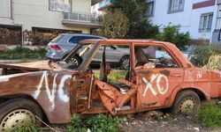 Hurda araç mahalleyi bezirdi, 15 yıldır aynı yerde çürüyor