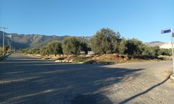 Karacasu'da 7 yıl önce kapanan kurumun tabelası kafa karıştırıyor