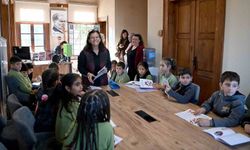 Kuşadası’nda çocuklara hem kitap hem hayvan sevgisi aşılandı