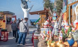 Kuşadası'nda rengarenk 'Yılbaşı Pazarı' kuruldu