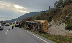 Aydın'da mıcır yüklü TIR devrildi