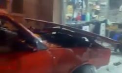 Aydın'da otomobil berber salonuna daldı