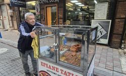 Sokak sokak geziyor: 5 kilometrelik ekmek mücadelesi