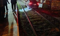 Nazilli’de alkollü sürücü yolu karıştırıp tren raylarına çıktı