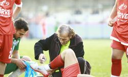 Yeşil sahaların emektarı; Futboldan kopamadı