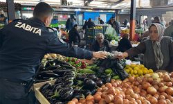 Zabıta ekiplerinden pazarcı esnafına çöp poşeti desteği