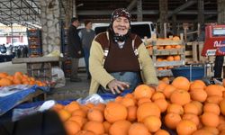 72 yaşındaki pazarcı Kanmaz Teyze: "Gençler ellerinde telefon, çalışmak istemiyor