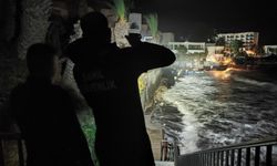 Kuşadası'nda fırtına, iskelede çalışan işçileri denize düşürdü: 1 ölü, 2 yaralı