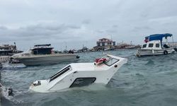 Fırtına ve dev dalgalar tekneleri batırdı