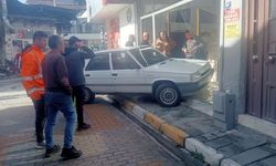 Aydın’da faciaya ramak kaldı: Otomobil iş yerine girdi