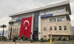 Başkan Özel talimatı verdi: Bozdoğan Belediyesi’ne dev Türk Bayrağı asıldı