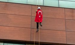 Bayrak saldırısına Aydın’dan cesur duruş: Sırtında Türk Bayrağı ile 30 metreye yükseldi