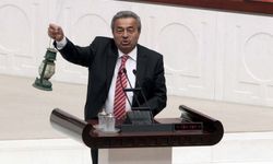 CHP'li Karakoz, meclis kürsüne fenerle çıkıp Kamer Genç'i andı