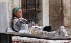 Yardımları reddetti, Camii avlusuna yerleşti