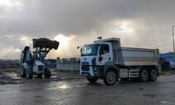 Efeler’in ekipleri kamu kurumunun döktüğü molozları temizledi