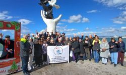 Karanfiller 'Mübadele' anısına Ege'nin sularıyla buluştu