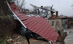 Aydın'da fırtına etkili oldu: Çatılar uçtu, duvarlar yıkıldı