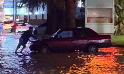 Kuşadası’nda sağanak yağış yolları göle çevirdi