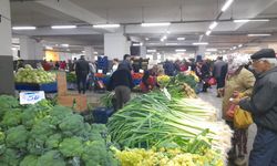 Kuşadası'nda semt pazarına güneş bereketiyle geldi