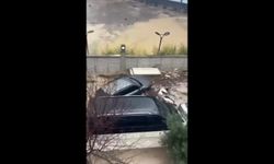 Kuşadası'nda şiddetli yağış araçları sürükledi