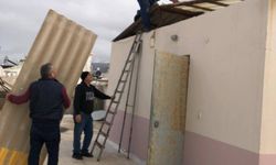 Kuşadası'nda şiddetli yağış semt pazarını vurdu