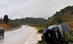 Aydın'da otomobil refüje devrildi: 2 yaralı