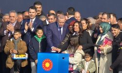 TOKİ konutlarının anahtarlarını teslim edip, kura çekimini başlattı