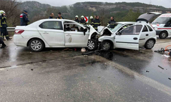 İki otomobil kafa kafaya çarpıştı: 6 ölü, 6 yaralı