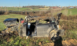 Kontrolden çıkan otomobil tarlaya uçtu