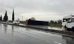 Kayganlaşan yolda tırın dorsesi yola savruldu