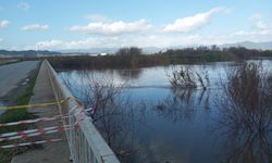 Aydın’da Büyük Menderes taştı, yol trafiğe kapandı