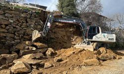 Bozdoğan’da yağmur nedeniyle göçen duvara belediyeden müdahale