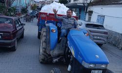 Çocuklara traktörle kar taşıdı: Bozdoğan'da ramazan sürprizi