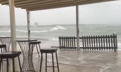 Didim'de fırtına denizi taşırdı: Kafe su altında kaldı