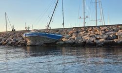 Fırtınaya direnemedi; marinanın kayalıklarına takıldı