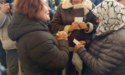 Gençay, Baharın müjdecisi bileklikleri halka dağıttı