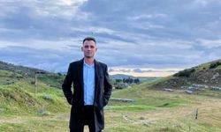 Hayvanları için canını hiçe saydı: Atıyla taşkın suyundan geçti